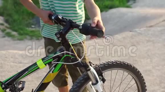 儿童山地自行车下山自行车上学视频的预览图