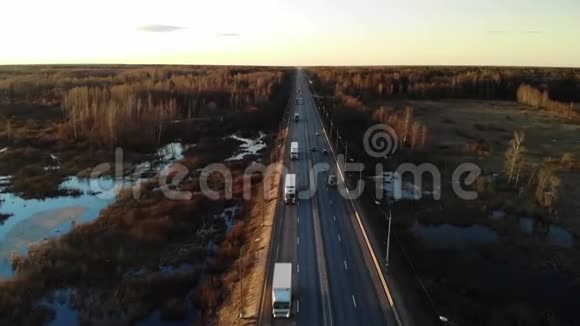 送货卡车朝太阳行驶鸟瞰绿色田野和卡车视频的预览图