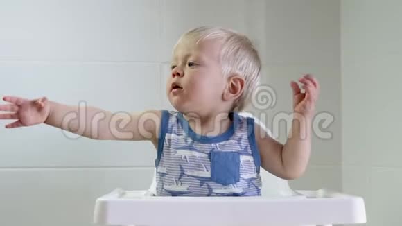 有趣可爱的金发幼儿吃粥视频的预览图