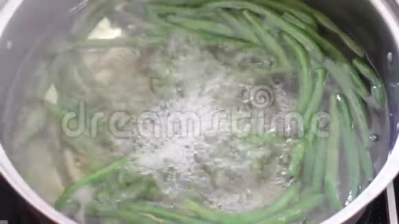 沸水中的绿豆视频的预览图