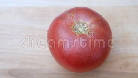 自制烹饪人类的双手切下一个红色的粉红色番茄用锋利的菜刀在木制的表面上做饭视频的预览图