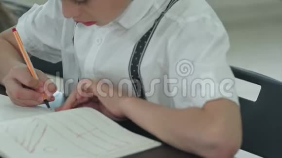 男孩的手在做作业视频的预览图