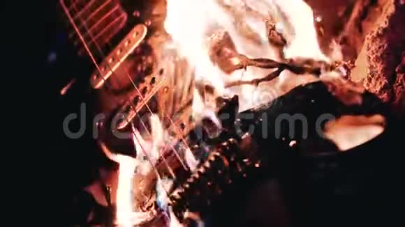 燃烧电吉他一把燃烧的吉他的特写美好的时刻天启视频的预览图