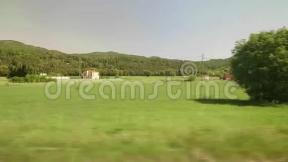 田野森林和有建筑物的村庄加泰罗尼亚移动列车窗口视图视频的预览图