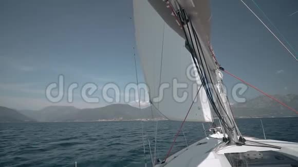 在亚得里亚海的帆船上视频的预览图