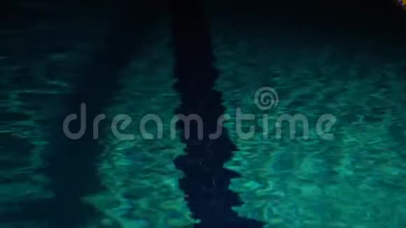 在夜间的游泳池里在深水处掀起波浪视频的预览图