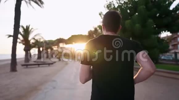 一个人独自在海滩上奔跑视频的预览图