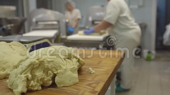 女性糕点厨师从事面团制品的制造几块面团放在桌子上用来制作视频的预览图