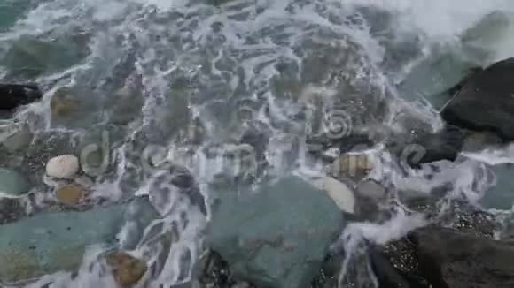 海岸背景下的强波视频的预览图