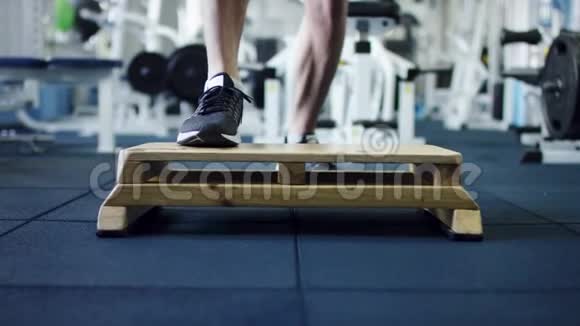 体育运动员在健身房里锻炼脚板视频的预览图