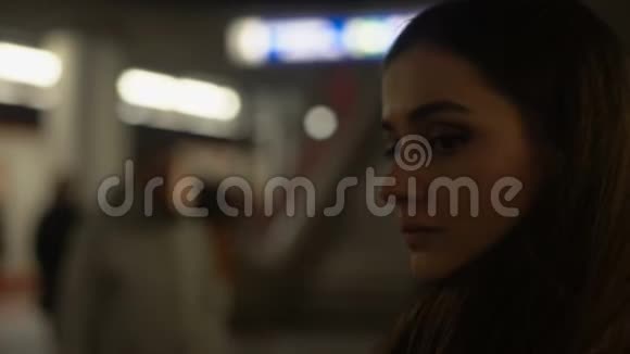 年轻迷人的女士在地铁等火车日常生活大城市生活视频的预览图