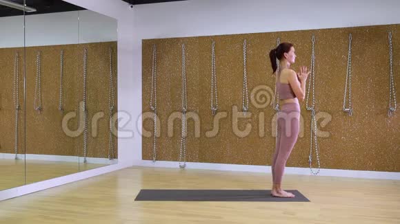 年轻女子在瑜伽工作室中缓慢活动空间自由复制空间视频的预览图
