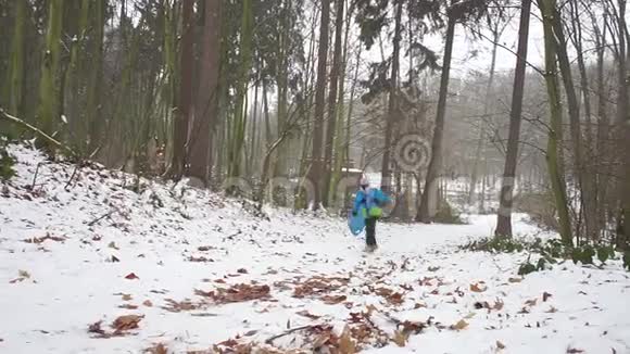 孩子们在冬天雪橇视频的预览图