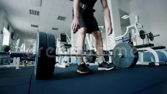年轻运动员在健身房用杠铃做举重运动视频的预览图