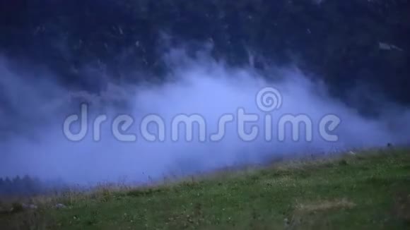 比利牛斯山脉薄雾的时间推移视频的预览图