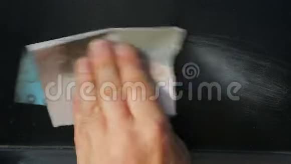 一个人用纸清洗汽车后部的铁锈时间跨度视频的预览图