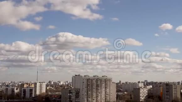 莫斯科城市上空移动云的时间推移云穿过蓝天视频的预览图