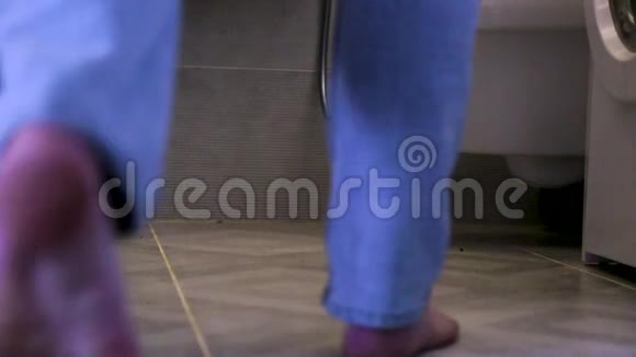一个男人上厕所脱下牛仔裤视频的预览图