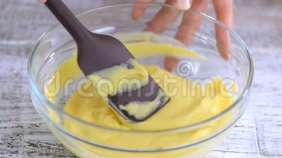 奶油奶油和鲜奶油做蛋糕的过程视频的预览图