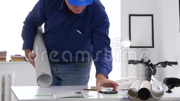 疲惫的工程师完成后期工作带上头盔离开建筑师办公室视频的预览图