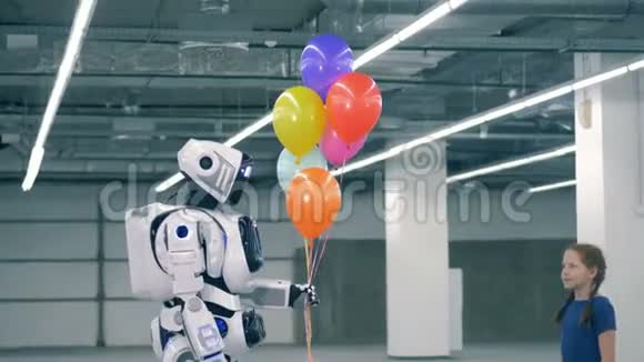 五颜六色的气球正被一个半机人送给一个女孩视频的预览图
