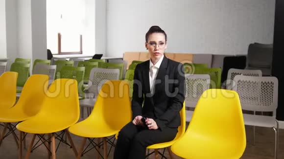 商业概念一位女士坐在商务中心在面试前感到紧张视频的预览图