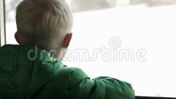 穿绿色夹克的男孩坐火车视频的预览图