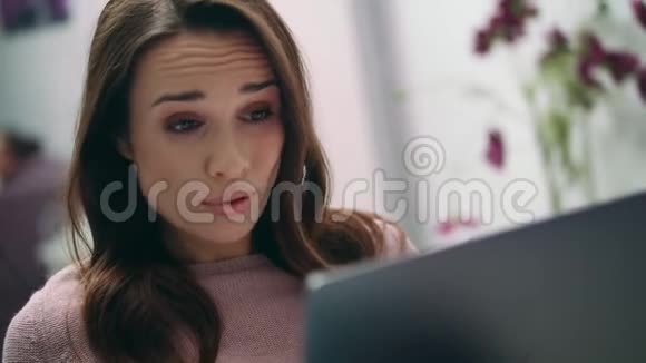 疲惫的女人在电脑上工作带头疼的女士视频的预览图