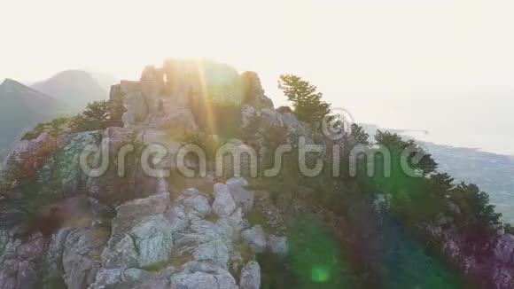 绕着布法文托城堡飞行凯里尼亚区视频的预览图