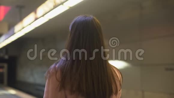 焦虑的年轻女子错过了火车上班迟到日常生活通勤视频的预览图