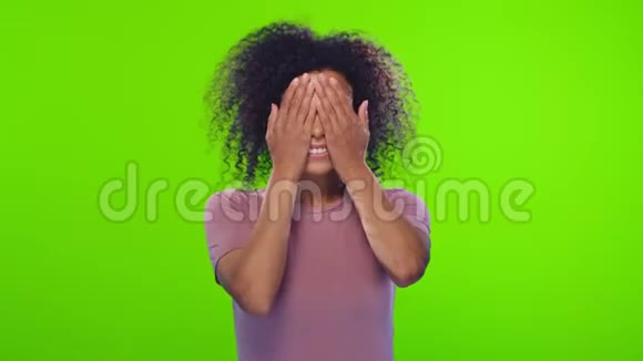 年轻的黑人女性一边用手掌遮住眼睛一边玩捉迷藏视频的预览图