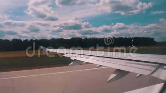 飞机起飞了从跑道上的窗户看视频的预览图