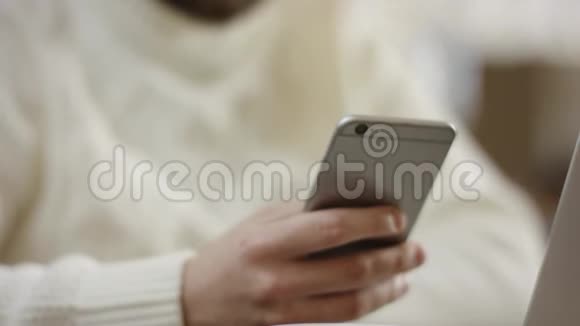 使用智能手机的胡子男近距离拍摄视频的预览图