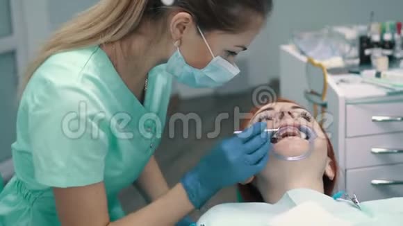 年轻女子坐在牙医接待处的椅子上视频的预览图