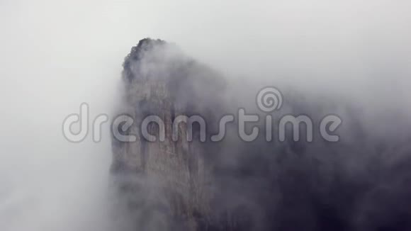 张家界的天门山云雾缭绕视频的预览图