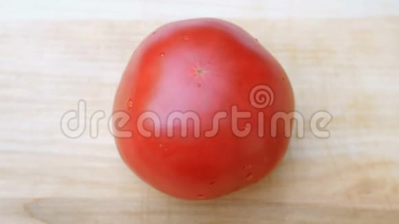 自制烹饪人类的双手切下一个红色的粉红色番茄用锋利的菜刀在木制的表面上做饭视频的预览图