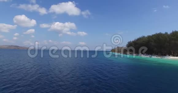 在炎热的夏日用帆船拍摄美丽的蓝色泻湖视频的预览图