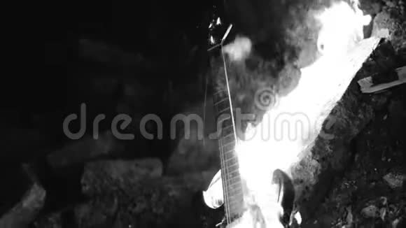 一把烧着的电吉他的黑白镜头天启的气氛视频的预览图