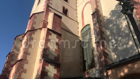 旅游景点圣母升天教堂古老的哥特式教堂晴天的外部教区教堂视频的预览图