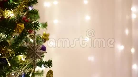 背景灯的圣诞树装饰视频的预览图
