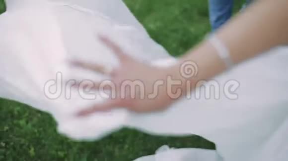 新娘白色连衣裙在风中发展视频的预览图
