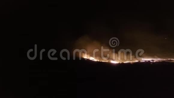 澳大利亚丛林大火大火正在西澳大利亚亚吉尔湖附近的一座山上蔓延视频的预览图