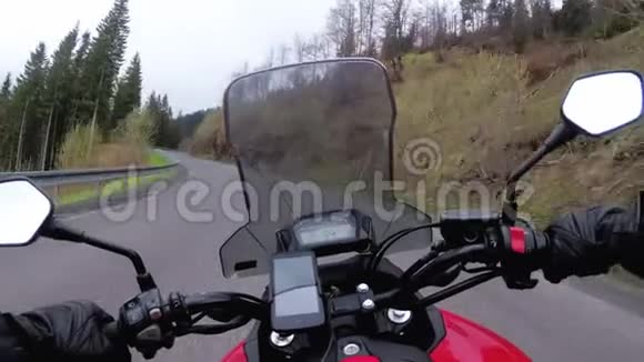 摩托车手在恶劣天气风暴雨和雾的山路上驾驶POV视频的预览图