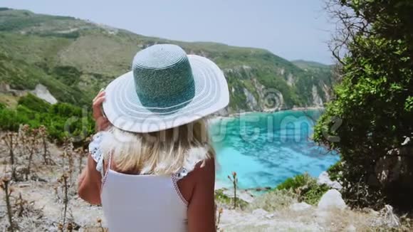 美丽的荣格金发女人带着太阳帽缓慢地走向海滩并参与她的职业幸福快乐视频的预览图