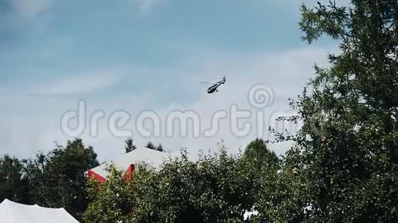 直升机飞越森林地带从远处看视频的预览图