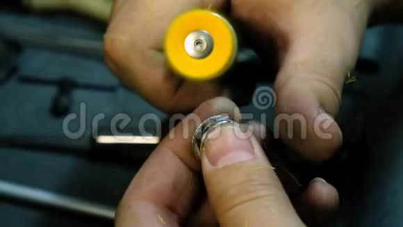 珠宝商的手在抛光机上抛光戒指戈德史密斯在他的工作台上工作视频的预览图