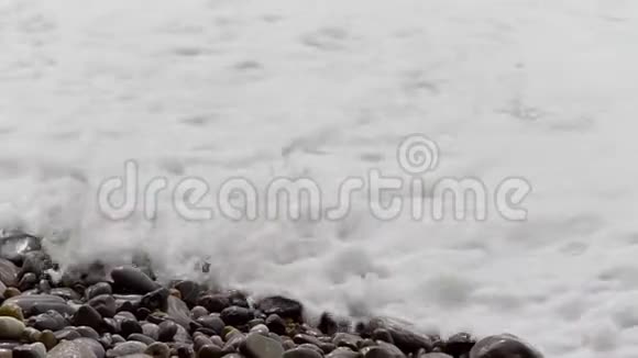 用波浪和泡沫清洁河流视频的预览图