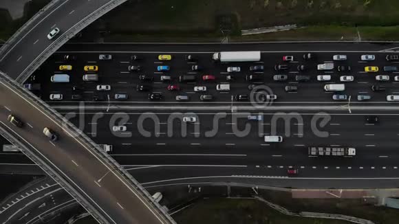 高速公路上的大交通堵塞在道路交叉口的鸟瞰与许多道路视频的预览图