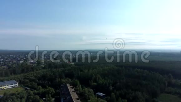 夏季早晨的小镇空中景色视频的预览图