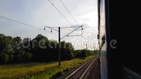 旅客列车车窗外的刺眼阳光从车窗看到的汽车公共汽车火车旅程视频的预览图